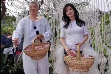 張庭很會往「美」了穿,牛仔短裙疊穿蓬蓬裙,51歲美成21歲小姑娘