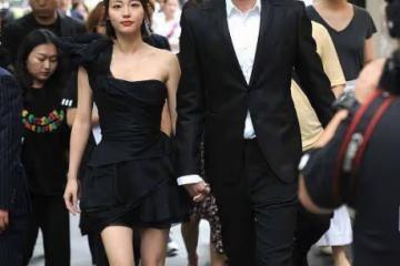 張嘉倪身材保持得真好，穿迷你黑裙看著好嬌美，難怪買超不願鬆手