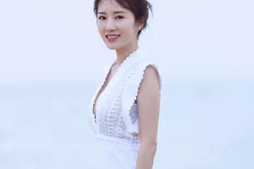 李念值得真正慷慨，度假風的鏤空裙子清新甜美，你不能假裝很奢侈