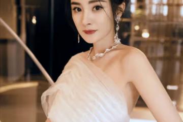 有品味的女人很少穿金銀,卻更愛這「3種」,貴氣十足