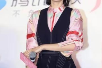 劉敏濤很懂往「嫩」了穿，印花襯衫疊穿背心裙時髦減齡，比00後還洋氣