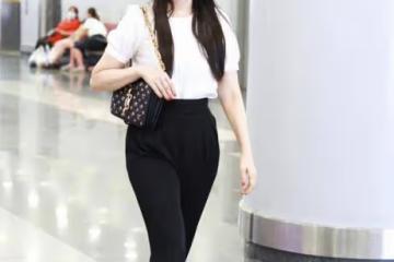 伊能靜真是小姑娘個性，咋嬌嫩咋打扮，黑白色都穿得精緻又甜美