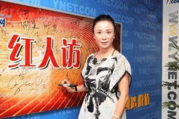 傅藝偉不扮嫩的樣子挺美的,收腰上衣配五分透視褲,身材挺不錯