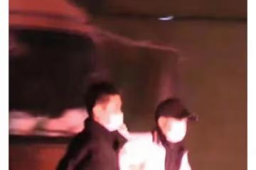 文章深夜醉酒糗態百出！當街在他人車旁小便，被架著走東倒西歪