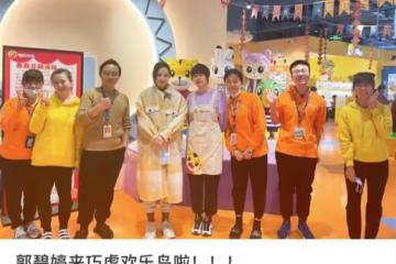 向佐天津拍戲妻女緊隨！郭碧婷雙手捧肚孕態十足，體型比路人還寬