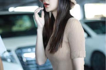 楊穎裝美功夫了得！針織衫搭配高腰褲走機場簡約洋氣，少女感十足