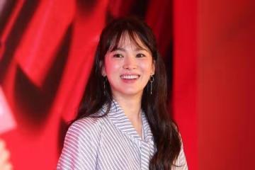 宋慧喬臉上「水光感」嚴重,年紀大了穿扮美連衣裙,違和感略明顯