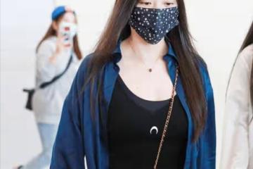 張靚穎換件襯衫變清純女，遮住弔帶短褲秀身材，腿粗點看著更美了