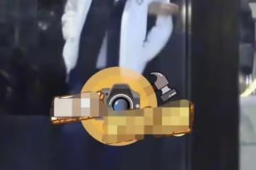 文章再次被拍缺德行為，專挑別人車門前小便，助理在一旁打掩護！