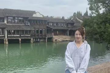 張雨綺用不著往美里穿,衛衣配牛仔褲就挺有少女感,素一點也很美
