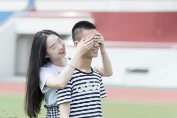 未婚妻去世,五年後我結婚時手機一亮,我扔下新娘獨自慌忙出走!