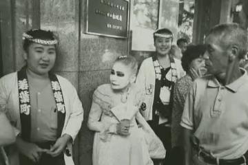 日本煙花女站街60年拉客，74歲仍盛裝打扮站街頭，真相卻惹人淚目
