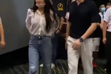 張馨予與老公罕見現身秀恩愛！素顏和粉絲合影，對何捷一臉痴情相
