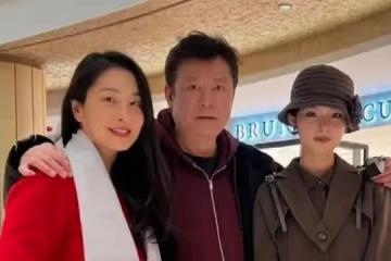 57歲戲骨長居美國，與妻女分居1年曬全家福，女兒近一米八氣質出眾