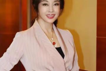 劉曉慶不裝美也挺年輕的,化淡妝氣質溫柔,穿一身粉也高級