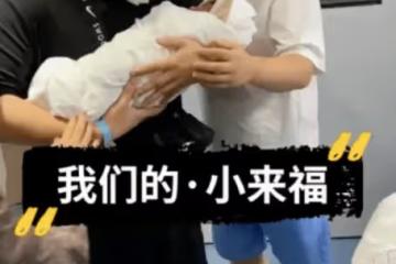 王亮大婚現場,王小利親喂餃子、繼母李琳端喜盆,生母隨禮1000萬