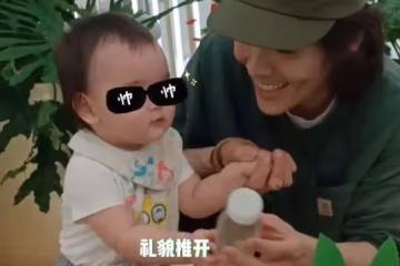 向佐喊郭碧婷大小姐卻自稱保姆,罕曬兒子正臉,向笙眼睛又大又亮