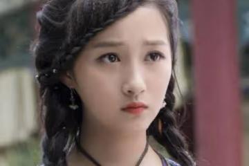 當年劇組沒錢打首飾，女演員頭頂彎月麻花辮，卻個個美成永恆經典