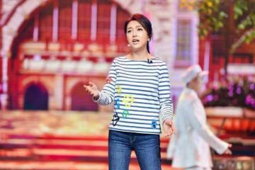年紀大的女人輕易別扮美,江珊穿著背帶褲的樣子,一般人駕馭不了