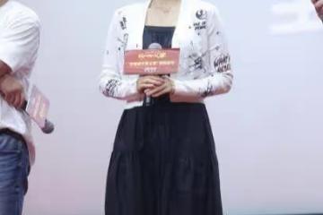 章子怡的嬌美是穿出來的，黑裙配短針織開衫，溫暖有餘還挺減齡的