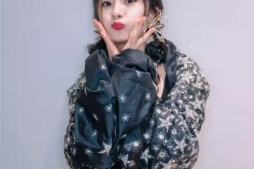姐姐果真是扮美王者，穿浮誇泡泡袖上衣配雙麻花辮，哪像35歲？