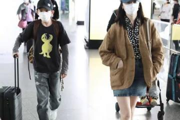 董潔帶兒子也不忘扮美，波點襯衫配牛仔裙，與12歲兒子同框似姐弟