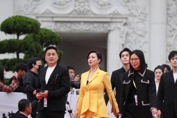 翁虹都是奶奶輩的人了，打扮得還跟小姑娘似的，穿黃西裝也太美了