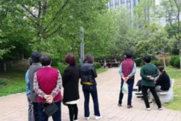 我去城裡幫兒媳帶娃,由於沒有退休金,老伴去工地打工掙養老錢