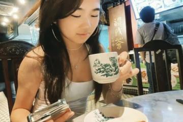 曹格曬與兒女逛街，兒子高大帥氣，12歲Grace穿弔帶露小蠻腰好辣