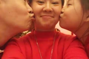 小瀋陽慶祝結婚19年，與老婆女兒上演夾臉吻，一家三口共用一張臉