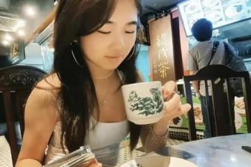 還記得《爸爸去哪兒》里的曹格女兒嗎？女大十八變，她打扮好時髦