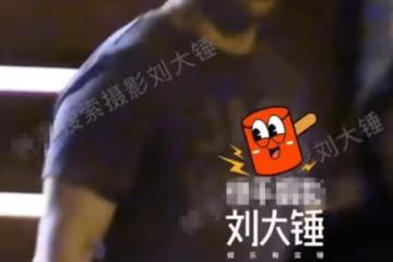 姜文父子吃韓餐,14歲姜次郎身高超爸爸,路遇老奶奶賣花照顧生意