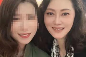 60歲大宋佳與二婚老公同框，皮膚細嫩似少女，在國外靠賣衣服賺錢