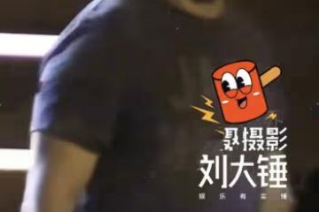 60歲姜文攜子外出，14歲姜次郎超1米8瘦成錐子臉，買老人鮮花獲贊