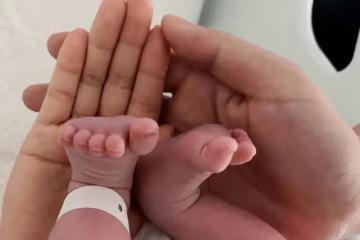 40歲沈濤官宣當爸,曬全家福手捧兒子小腳丫,全程陪產親自剪臍帶