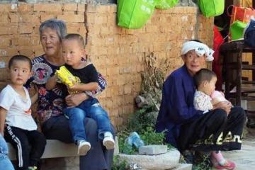 婆婆去兒子城裡房過六十歲大壽，兒媳指指客廳地板，婆婆淚目