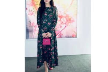 朱珠帶女兒看展保姆全程跟隨,母女穿搭亮眼,王珠寶提包像小名媛
