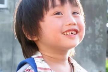 童星小小彬2歲出道,淪為父親斂財工具,18歲當清潔工賺錢上大學