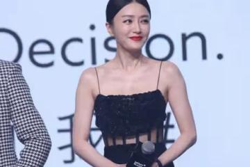 秦嵐又輕鬆美出圈,穿鏤空弔帶連衣裙,「老戲骨」卻有少女身材