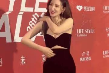 張萌為了美真拼,身穿單肩緊身鏤空裙,不料肩帶斷開太尷尬