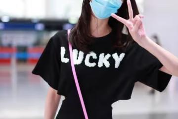陳都靈的腰太不真實了,穿超小碼鏤空裙都寬鬆,好似一把能握住