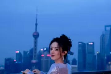 趙麗穎在外灘穿紫色鏤空裙展現優雅摩登風範,美腿纖細迷人
