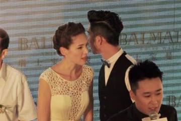 許瑋寧和小四歲男星貼耳交談,穿一襲白色鏤空無袖裙,氣質好優雅