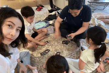 郭晶晶曬全家福為霍啟剛慶生，一家五口宅家玩卡牌，仨子女送蛋糕