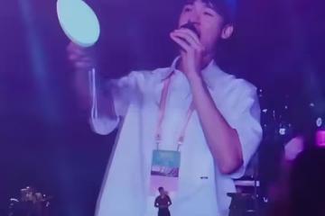 龔俊和周杰倫演唱會合唱，粉絲笑稱：俊寶唱歌可全是感情呀！