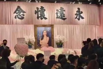 蔡天鳳遺體運往火葬場:靈車前扎滿鮮花,生前照片也一同火化