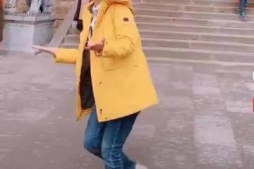 愛跳舞的陳蓉在外地依舊翩翩起舞,而程雷只要空閒就會跳上一段