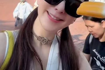 方媛帶倆女兒出遊，郭富城視角下母女仨手牽手，同款雙辮超可愛