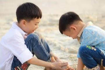 前妻弄丟兒子含恨離世,繼女帶男友回家,看見來的人淚目