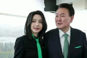 韓國第一夫人：51歲不生孩子，少女身材矽膠臉，總愛搶老公風頭